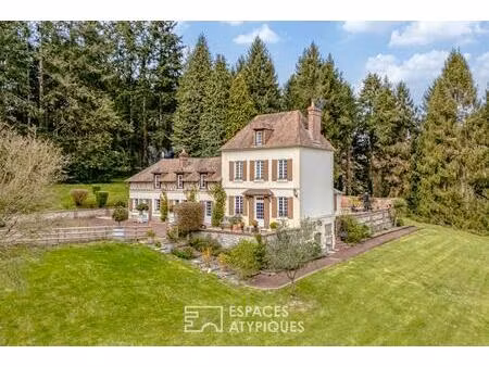ensemble immobilier rénové : maison de maître et ses dépendances à colombages