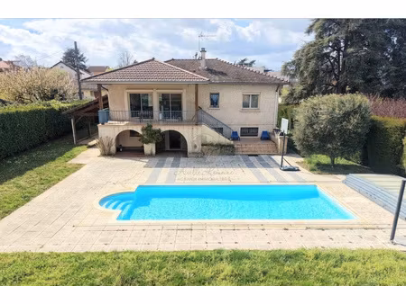 élégante propriété familiale avec piscine et beaux volumes