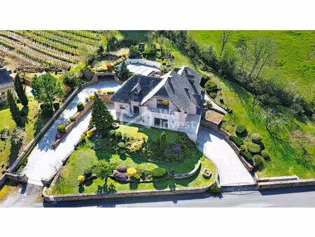 maison de caractère de 236 m² avec vue panoramique et piscine