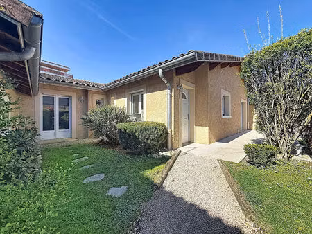 charmante maison de plain pied en plein coeur de meximieux  126m²  4 chambres  garage .