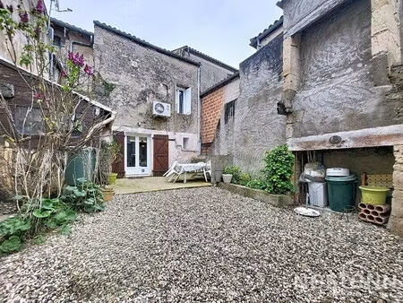 a vendre maison de ville en pierre avec cour intérieure au centre de mézin