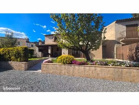 villa jumelée avec dépendances