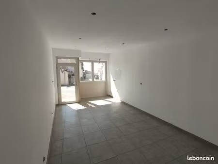 local commercial / bureau / cabinet