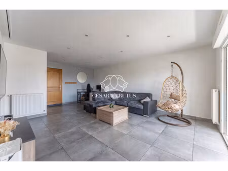 appartement en parfait état avec stationnement