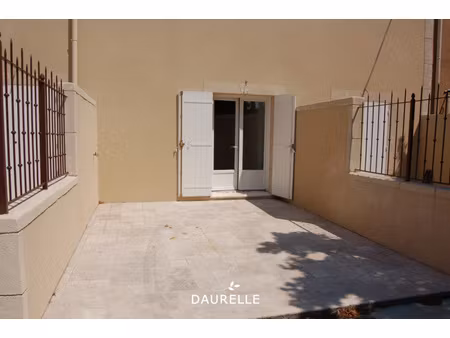 t3 avec cour et et deux places dee parking à châteaurenard