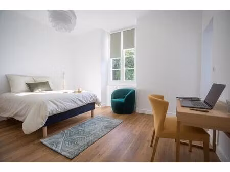 studio privé dans propriété avec parc et stationnement