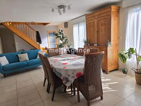 maison lumineuse avec 5 chambres et grand sous-sol