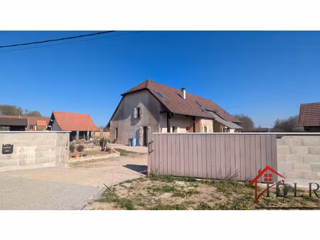 grande maison familiale avec véranda et jardin