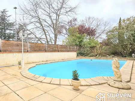 maison individuelle de plain-pied avec 4 chambres et piscine