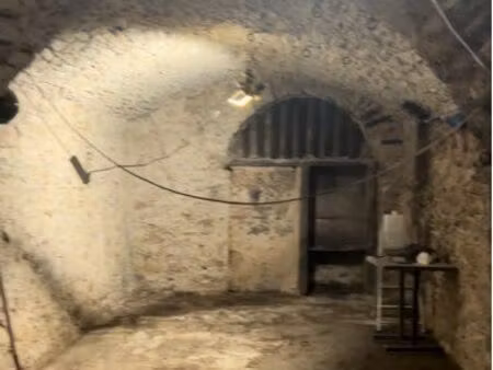 cave voûtée en pierre 50 m² à louer – corte hyper centre