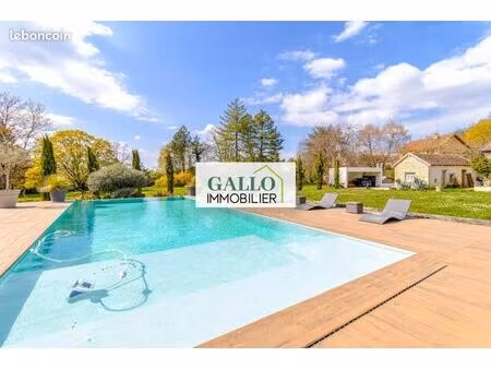 maison 6 pièces 205 m²