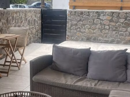 f2 meublé à la souris chaude