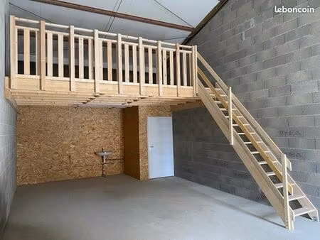box avec mezzanine de 72m2 (eau + élec inclus)