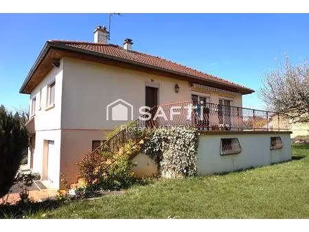 maison familiale au calme de 115 m² sur 1100m² de terrain clos et arboré.