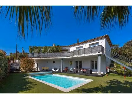 villa contemporaine avec vue dégagée  piscine et dépendance