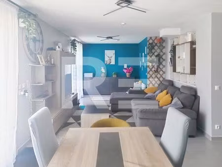 villa recente avec jardin et piscine