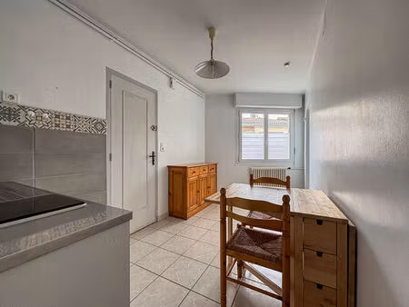 immeuble de 2 appartements + garage - barrière st genès