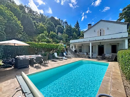 élégante maison restaurée  vue dégagée sur la rivière  piscine