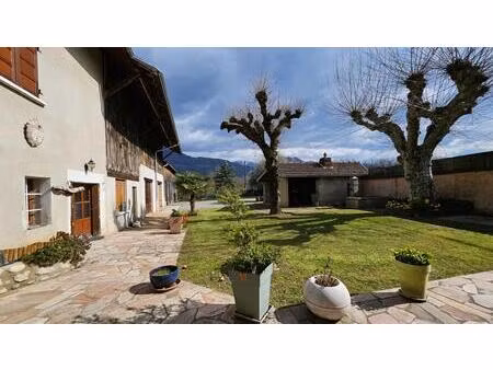 ancien corps de ferme 8p 253 m² avec dépendances à la buissiere (38530)
