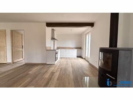 maison rénovée avec terrain bordé de chênes