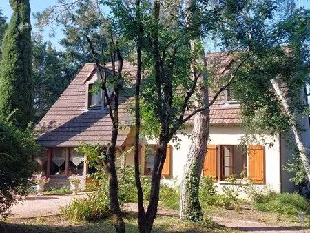 maison avec piscine sur grand parc arbore