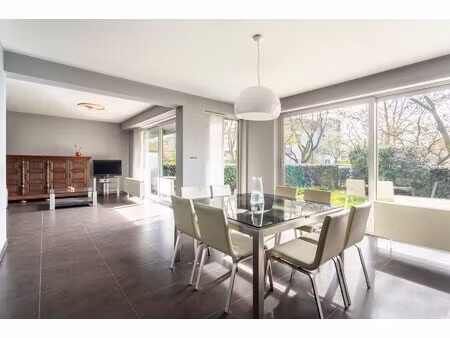 instapklaar 3-slaapkamerappartement met tuin te berchem