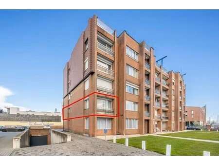 gunstig gelegen appartement met 2 slaapkamers en 2 autostaanplaatsen