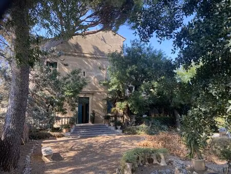 grande batisse de charme occupée sur l'ouest de la métropole de montpellier avec un joli p