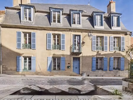 un magnifique exemple de cette grande demeure d'époque datant des années 1700