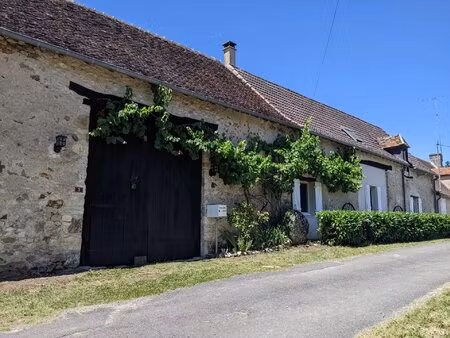 superbe propriété de caractère comprenant 3 chambres  un grand jardin et un terrain boisé 