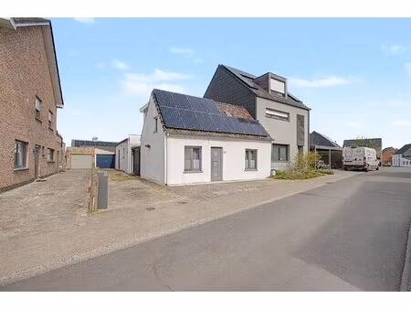 instapklare halfopen bebouwing met 2 slaapkamers en garage nabij centrum uitbergen