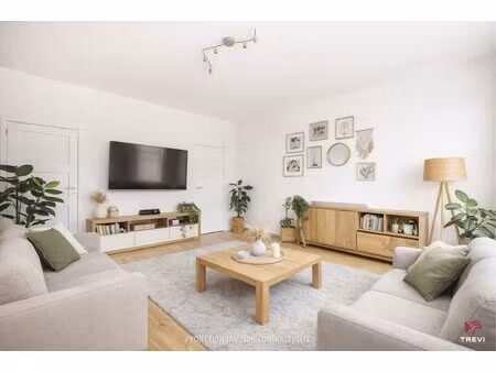 woning van ± 150 m² met atelier/opslagruimte van ± 100 m²