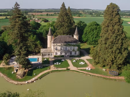 château xviii sur 4 ha 50 de parc clos