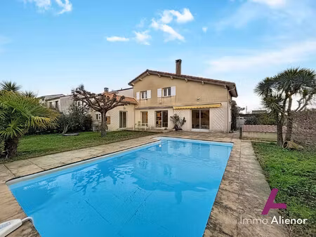 grande maison traditionelle avec jardin