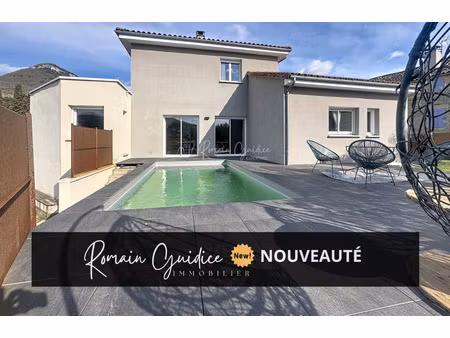 maison f6 145 m2 avec garage et piscine sur terrain de 545 m2