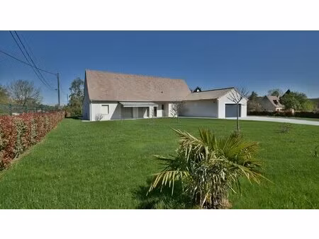 villa moderne parfaitement achevée avec garage et jardin à distance de marche d'une...