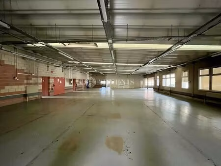 location local d'activités 681 m²