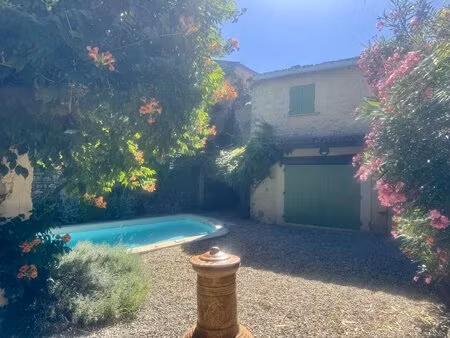 region uzes  grande maison en pierres apparentes avec jardin et piscine à l'abri des...