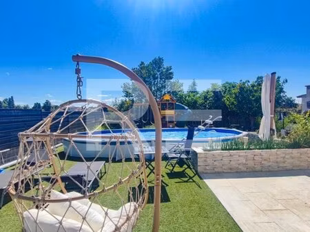 villa recente avec jardin et piscine