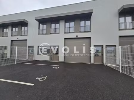 location local d'activités 251 m²