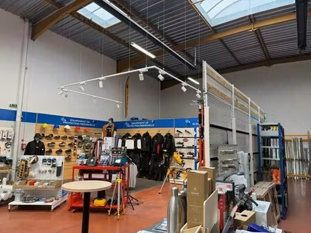 location local d'activités 967 m²