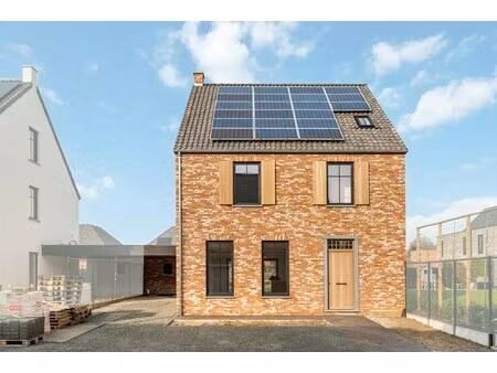 charmante nieuwbouwwoning met carport te zichen.