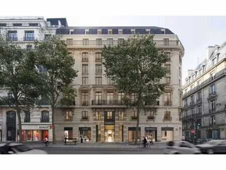 location local professionnel 768m²