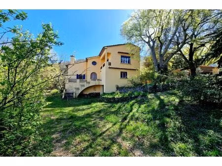 mas de caractère avec piscine  vue montagne et terrain arboré