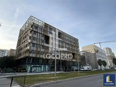 location bureaux 73 m² à 2 932 m²