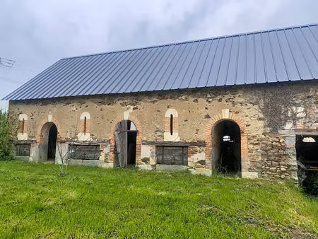 a vendre  bâtiment de près de 200m2 à rénover au lion d'angers sur un terrain de plus de 8