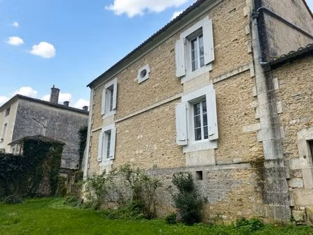 10km gare tgv angouleme maison charentaise rénovée et ses dépendances sur jardin.