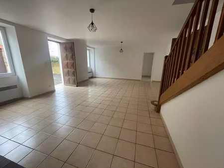 location maison 5 pièces 102m2 serres-castet 64121 - 1000 € - surface privée