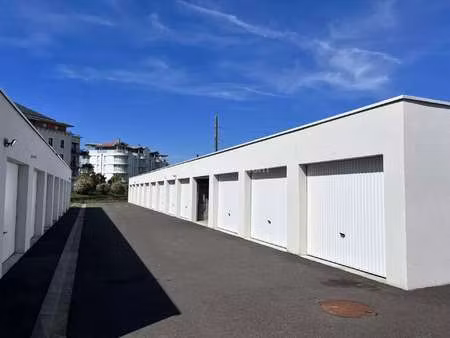 location garage box et parking aux sables-d'olonne (85100) : à louer / 15m² les sables-d'o