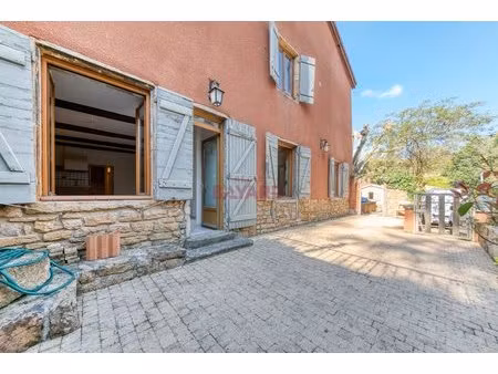 charme de l'ancien et authenticité pour ce t2 bis à curis-au-mont-d'or